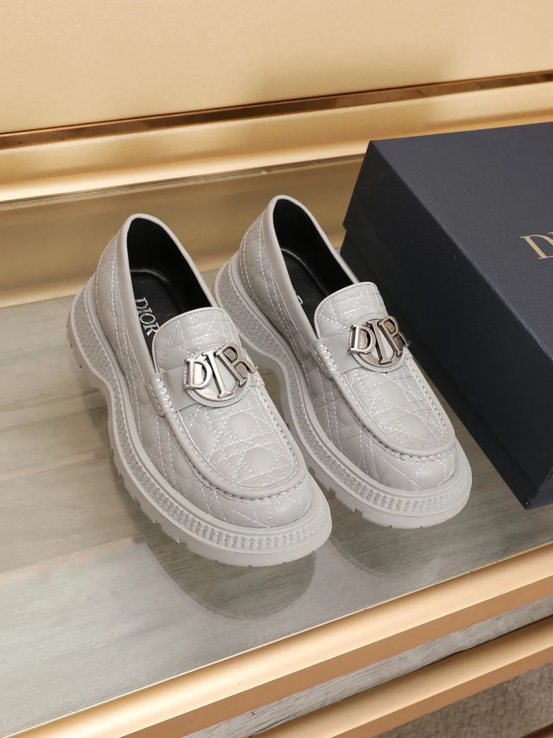 Factory P540💰Dior Buffalo men's low-cut derby casual leather shoes, a new product in the 2025 spring men's series, ideally combines unconventional features with Dior's high-end aesthetic style. The first-layer cowhide upper is decorated with tonal debossed Oblique embroidery, and the thick rubber sole displays a crepe-effect design, which is unique. Adds a modern touch to any look. Practical and stylish, it can be easily paired with a variety of casual looks and is an eye-catching finishing touch! Size: 38-44 (45.46 customized)